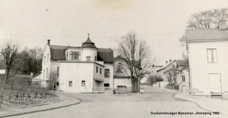 "Dunkehallavägen, Bymarken, Jönköping 1962", några hus vid en korsning.