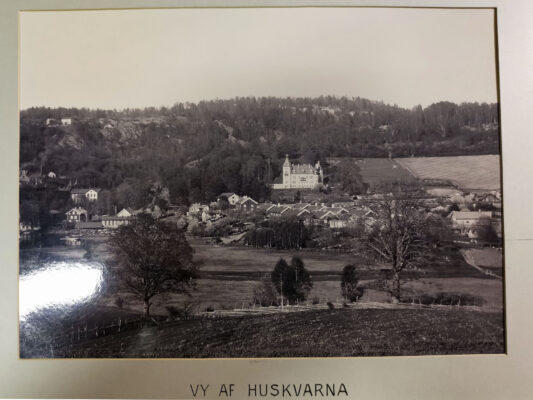 Vy över landskap och bebyggelse.