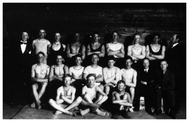 Ett antal unga män tillsammans i träningskläder.