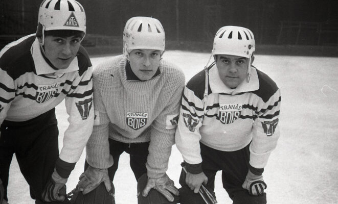 Tre ishockeyspelare.