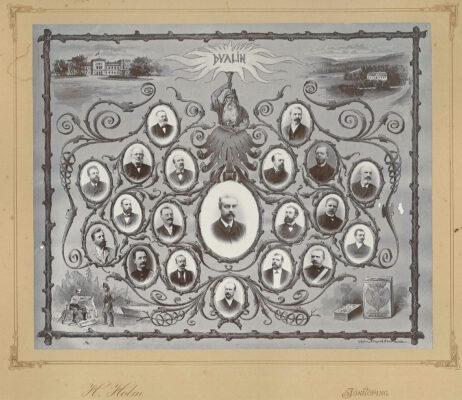 En tavla med tjugo mindre porträtt omgärdade av slingrande grenar. I mitten av tavlan en tecknad dvärg som håller en fackla. I facklan ordet "DVALIN". 