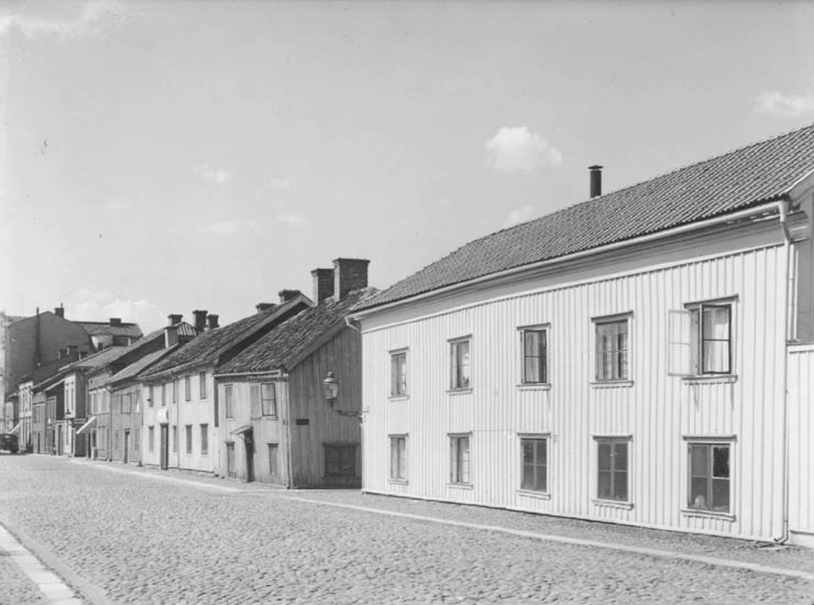 Trähuslänga invid kullerstensgata.