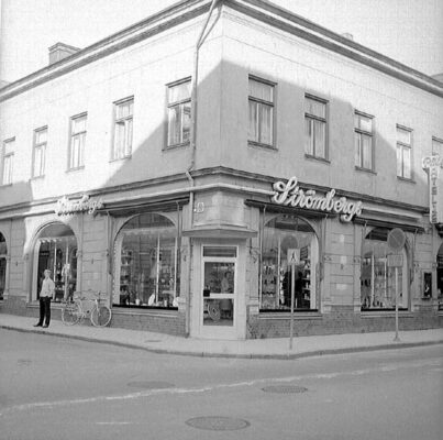 Strömbergs entré på hörnet av ett stenhus. 