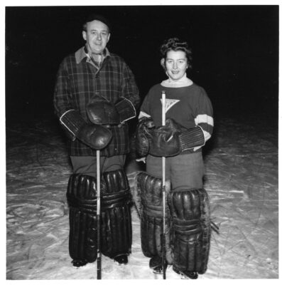 Två ishockeyspelare.