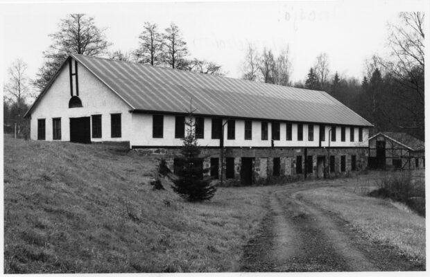 Vitrappad byggnadslänga i sten. 