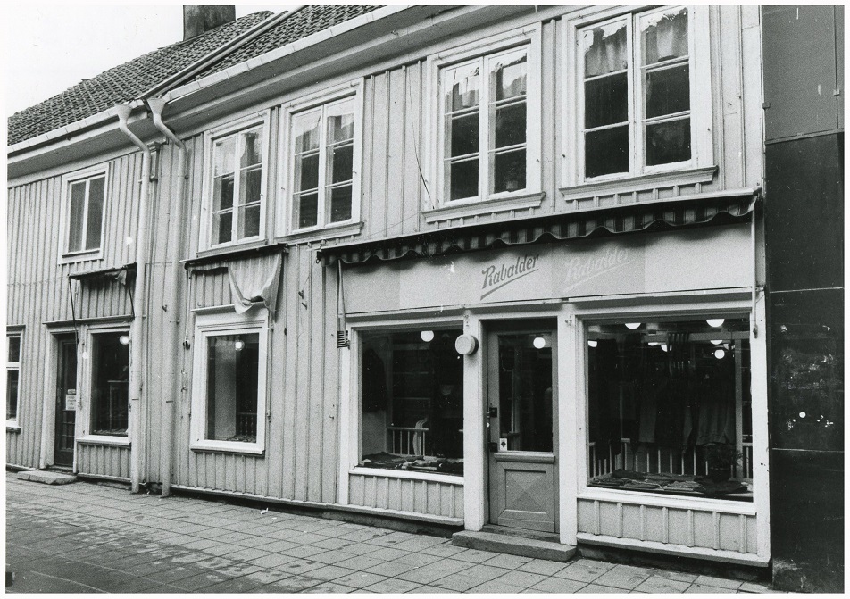 Trähus med skylt "Rabalder".