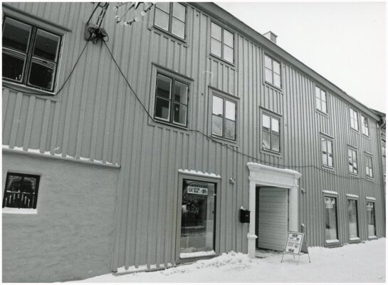 Trevånings trähus vid gatan. 