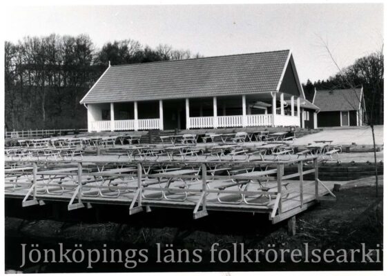 Stort hus och många picknickbord.