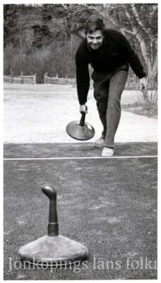Man spelar en variant av curling utan is. 