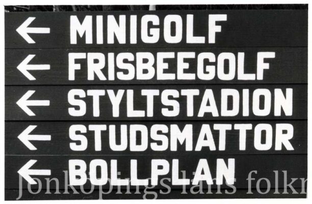 Skyltar till minigolf, frisbeegolf, styltstadion, studsmattor, och bollplan. 