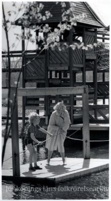 Pojke och en kvinna på flotte.