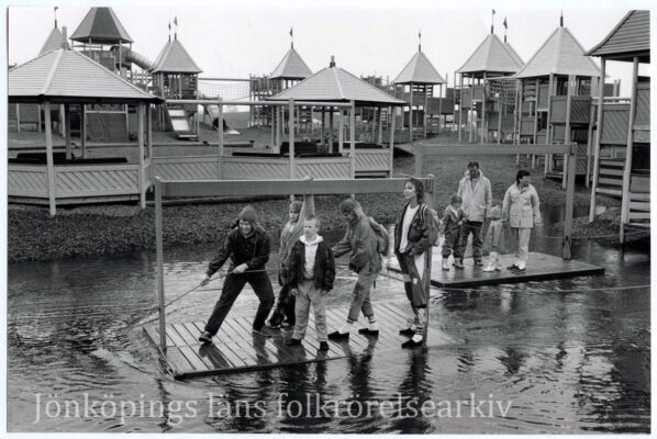 Ett gäng ungdomar och en familj på varsin flotte. 