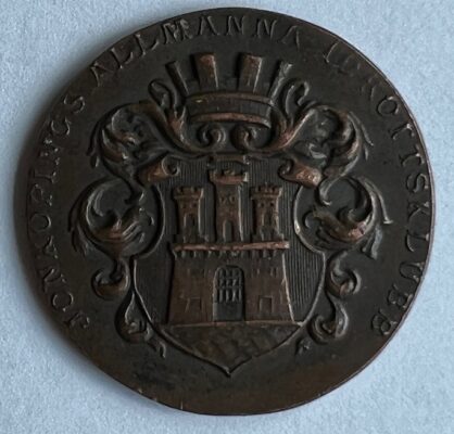Runt märke i metall.