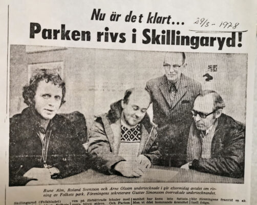 Pressklipp. Fyra män samlade för att skriva under dokument.