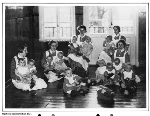 Fem kvinnor håller och passar upp tolv småbarn.