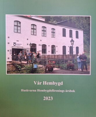 Årsbokens gröna framsida med en bild av Husqvarna museum. 