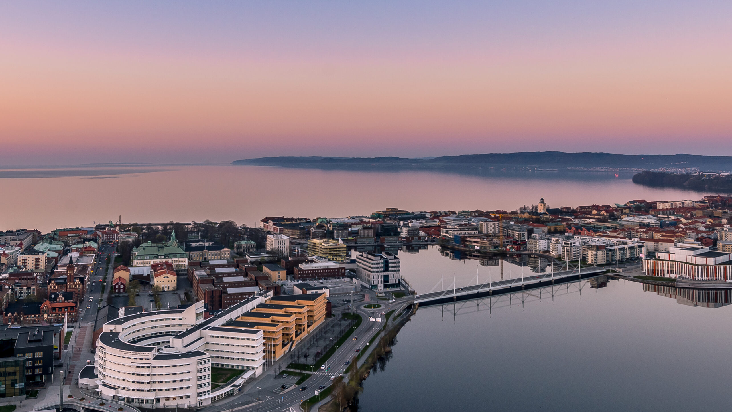Vy över Jönköpings centrum med Munksjön i förgrunden och Vättern bakom.