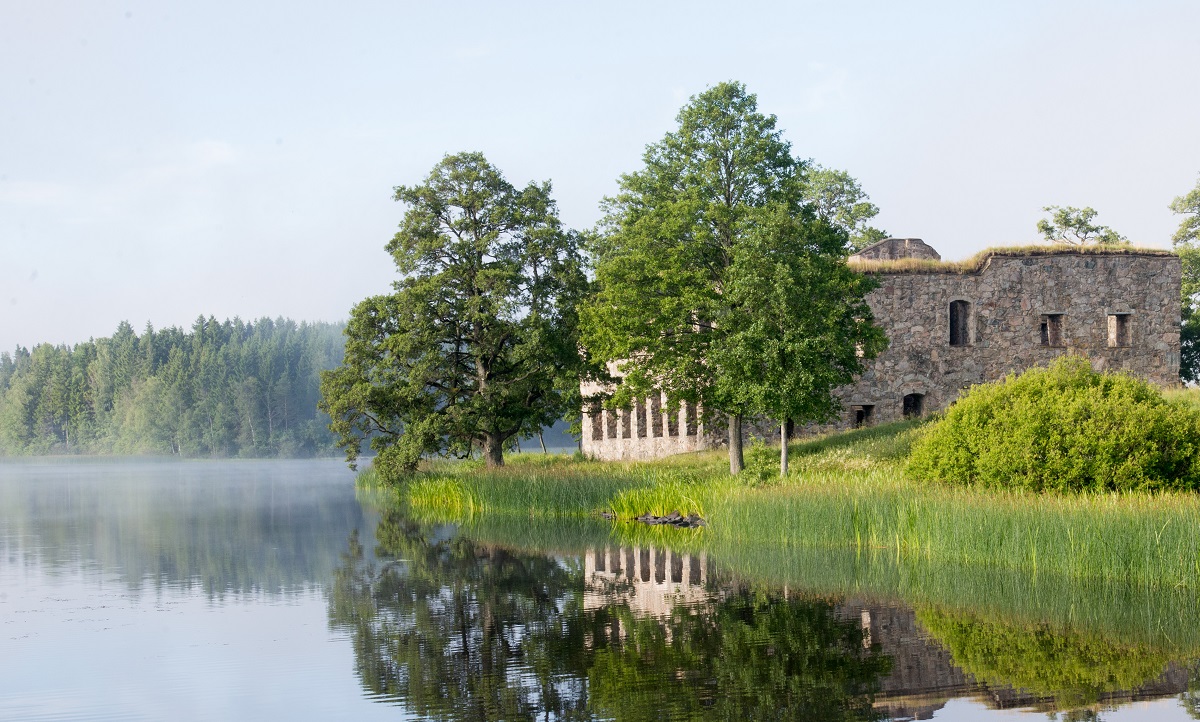 Sävsjö slott vid sjö.
