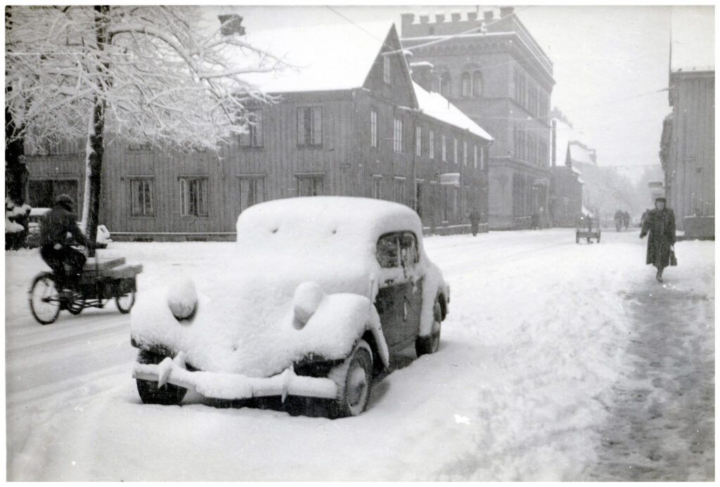 Insnöad bil på gata. 
