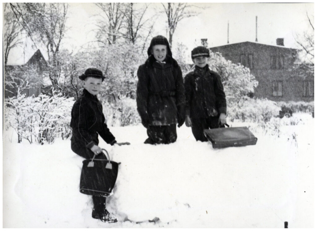Tre barn i snön.