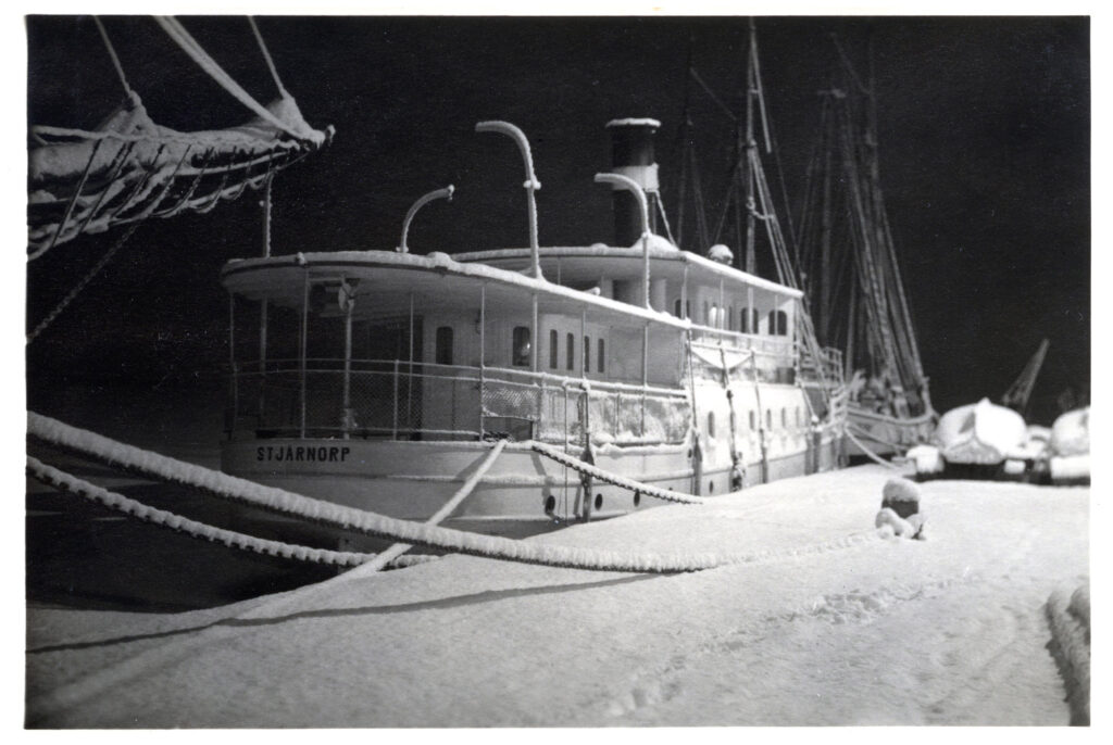Båt i hamn och allt täckt av snö.