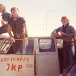 Tre raggare vid en raggarbil med texten "Road Tramps JKP".