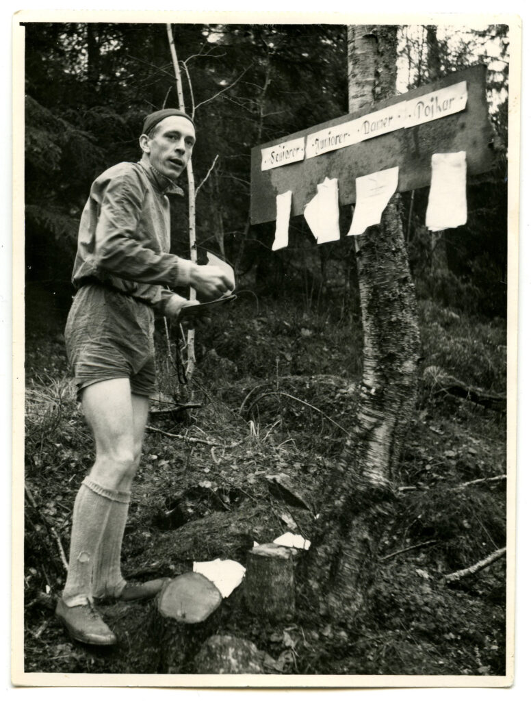 Äldre foto av man i träningskläder under pågående orientering.