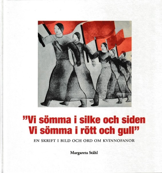 Framsida för boken "Vi sömma i silke och siden Vi sömma i rött och gull" En skrift i bild och ord om kvinnofanor, av Margareta Ståhl - Föreställer kvinnofigurer som bär röda fanor.