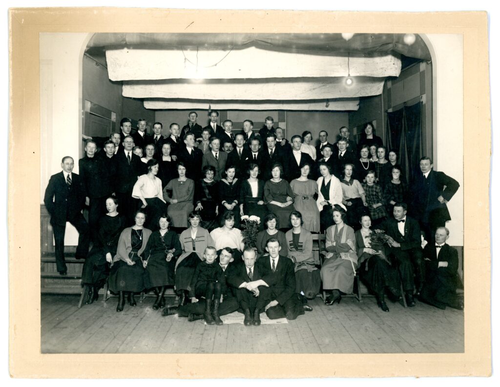 Gruppfoto av välklädda män och kvinnor.