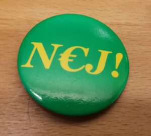 Grön knapp med ordet NEJ stavad med €-symbol.