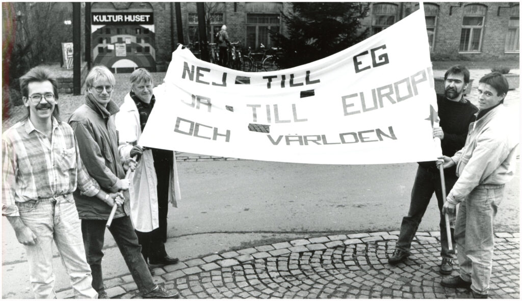 Fem män håller upp en skylt med texten "Nej till EG Ja till Europa och världen".