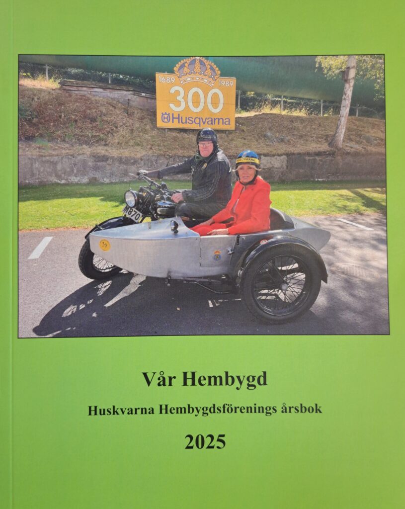 Framsida på boken Vår Hembygd, grön med bild av man och kvinna i äldre motorcykel med sidvagn.