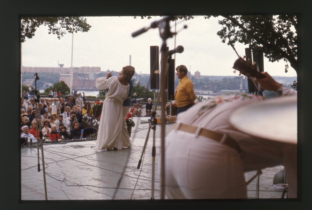 Scen i Stockholm sedd från bakom musikerna.