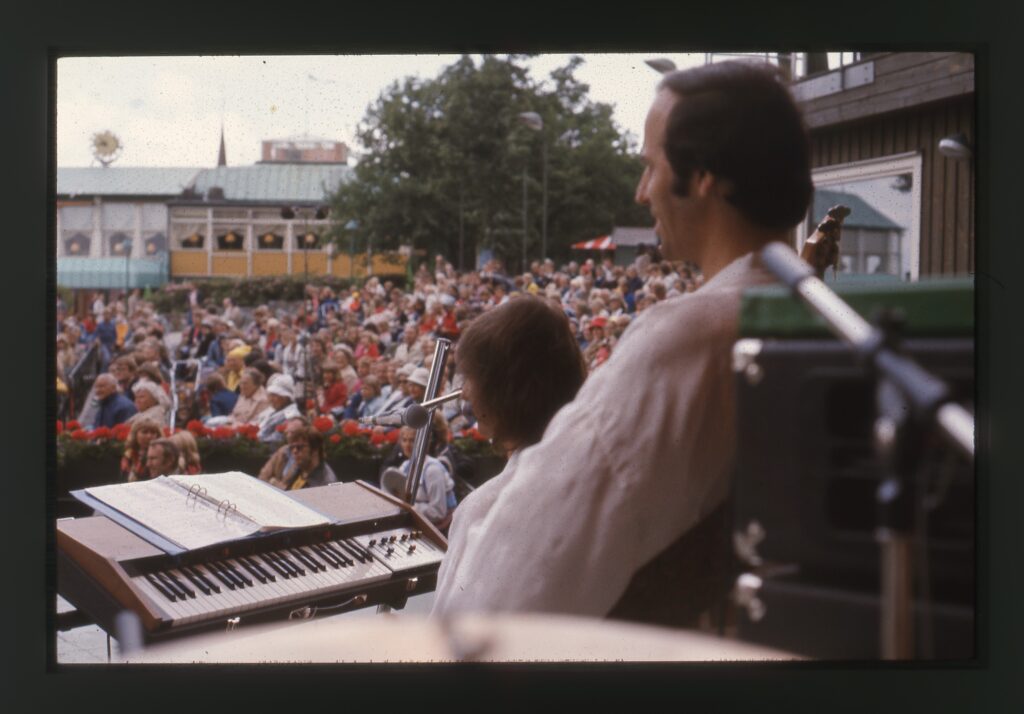 Publik sedd från bakom musikerna.