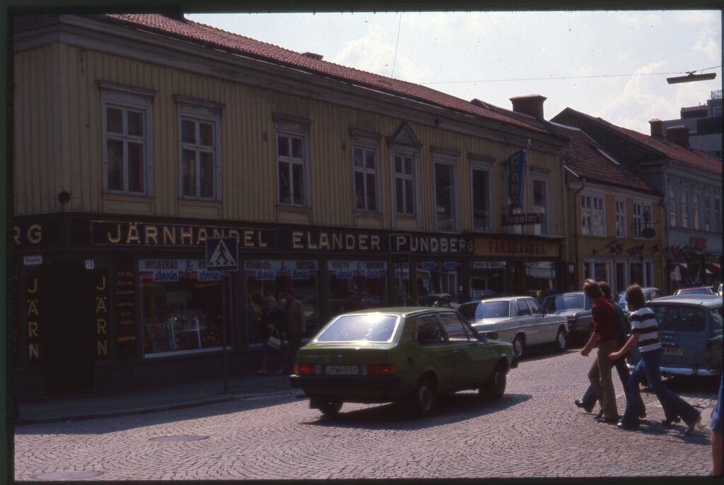 Gata i Jönköping med Järnhandel Elander, bilar och folk.