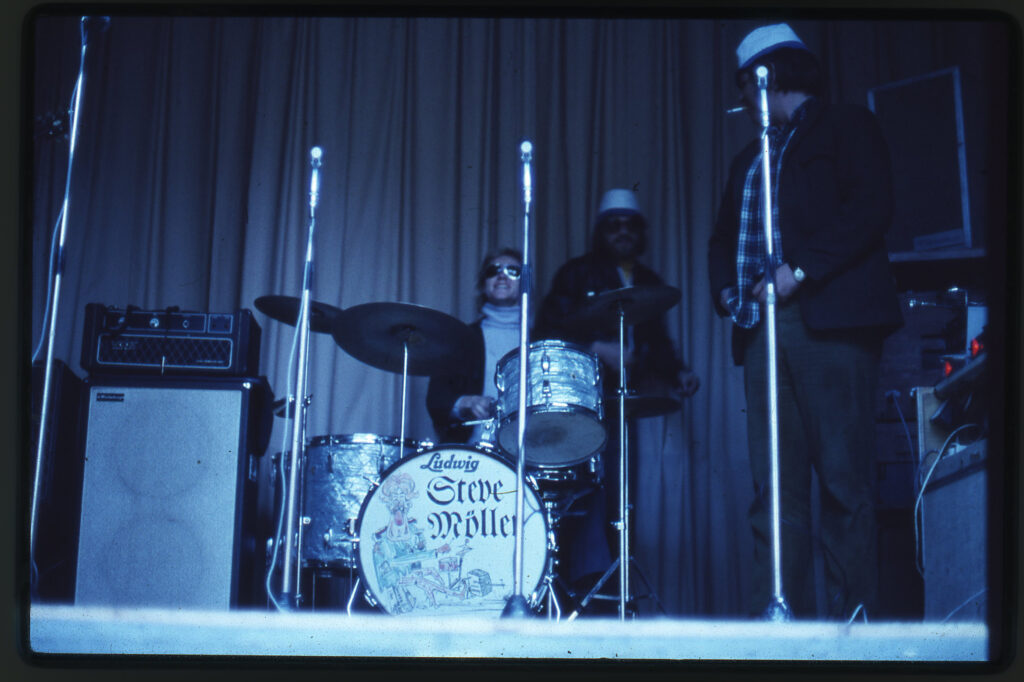 Band på scen med trummis i mitten.