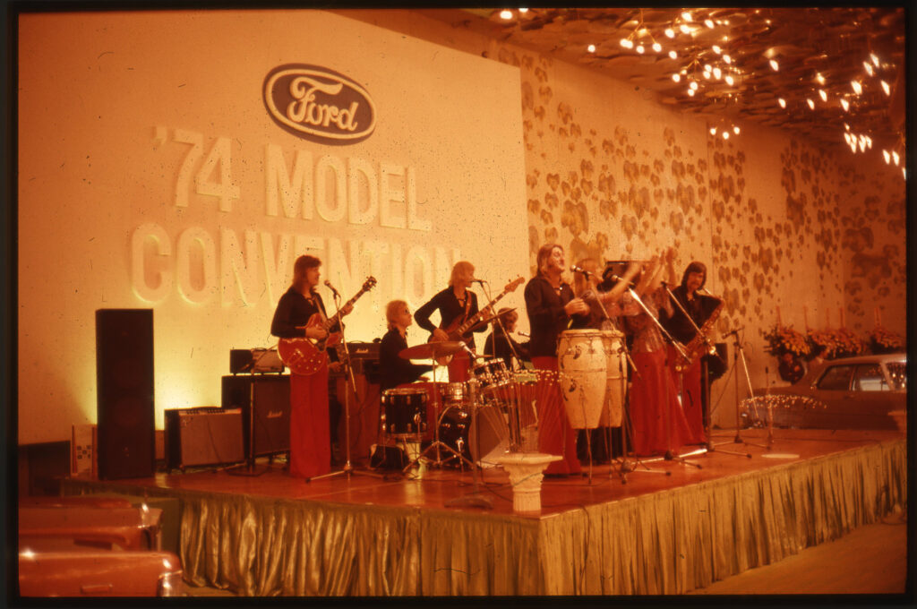 Band på scen på "Ford '74 model convention".