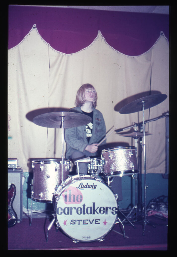 Ung man bakom trumset.