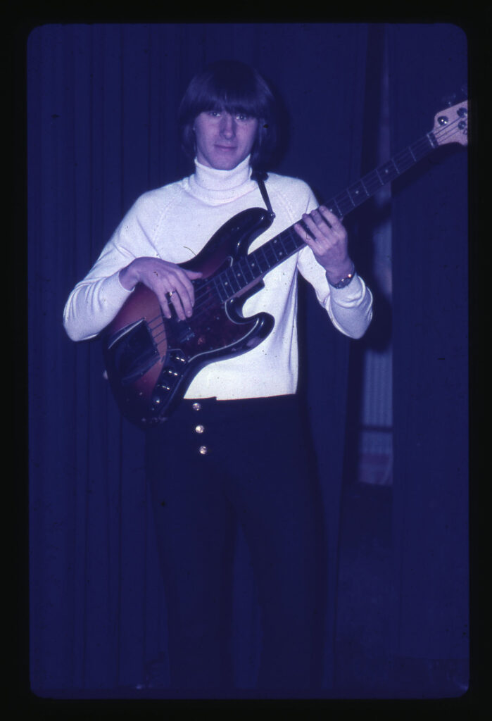 Ung man med elgitarr.