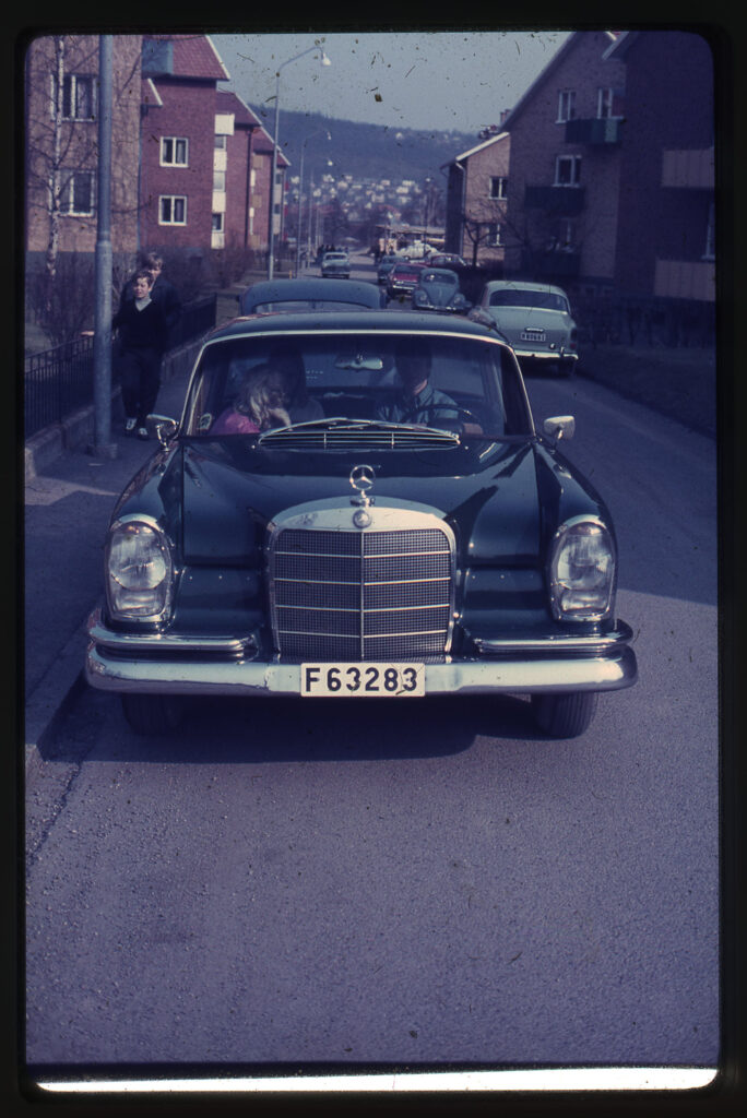 Bil parkerad invid trottoar.