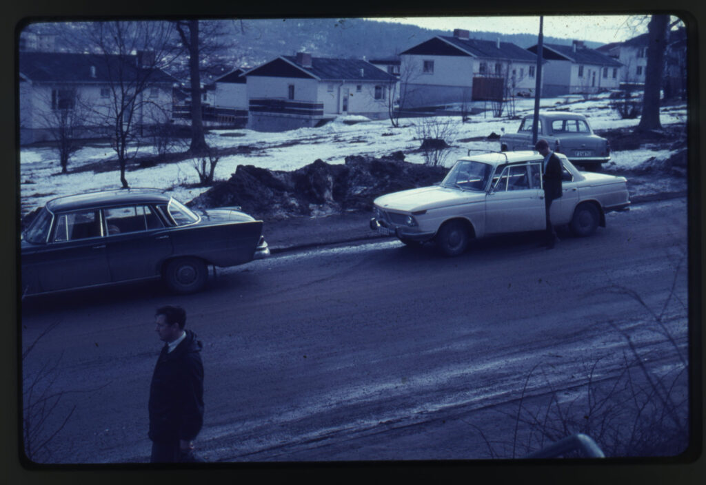 Hus och bilar en vinterdag.