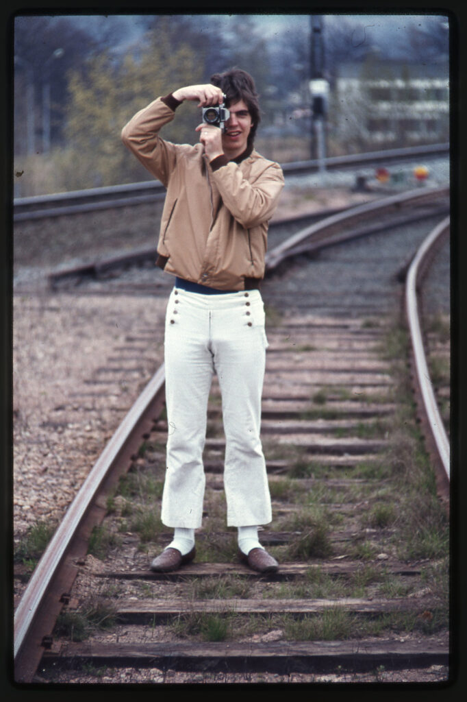 Man med kamera på tågräls.