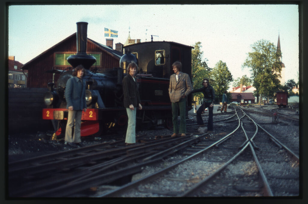 Fyra män framför ett äldre lok.