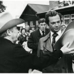 Kung Carl XVI Gustaf får en cowboyhatt av Big Bengt.