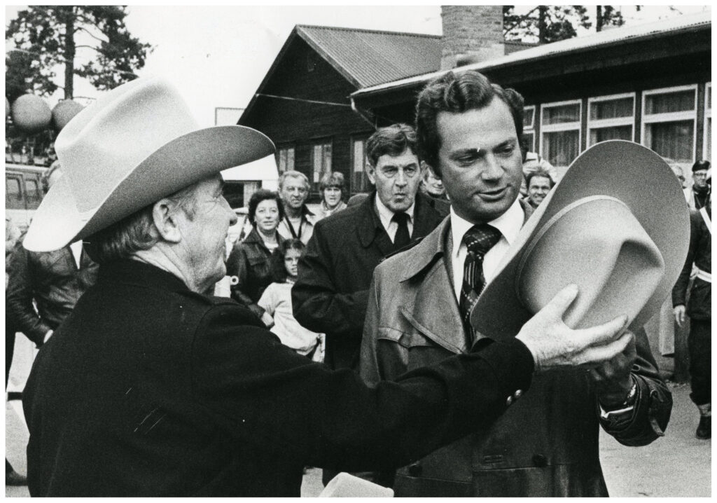 Kung Carl XVI Gustaf får en cowboyhatt av "Big Bengt" Erlandsson. 