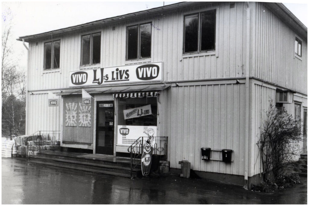 Trähus med butiken Vivo.