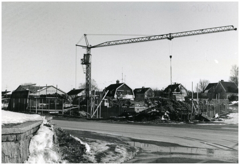 Byggarbetsplats med lyftkran.