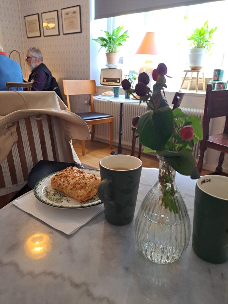 Kaffe och fikabröd.
