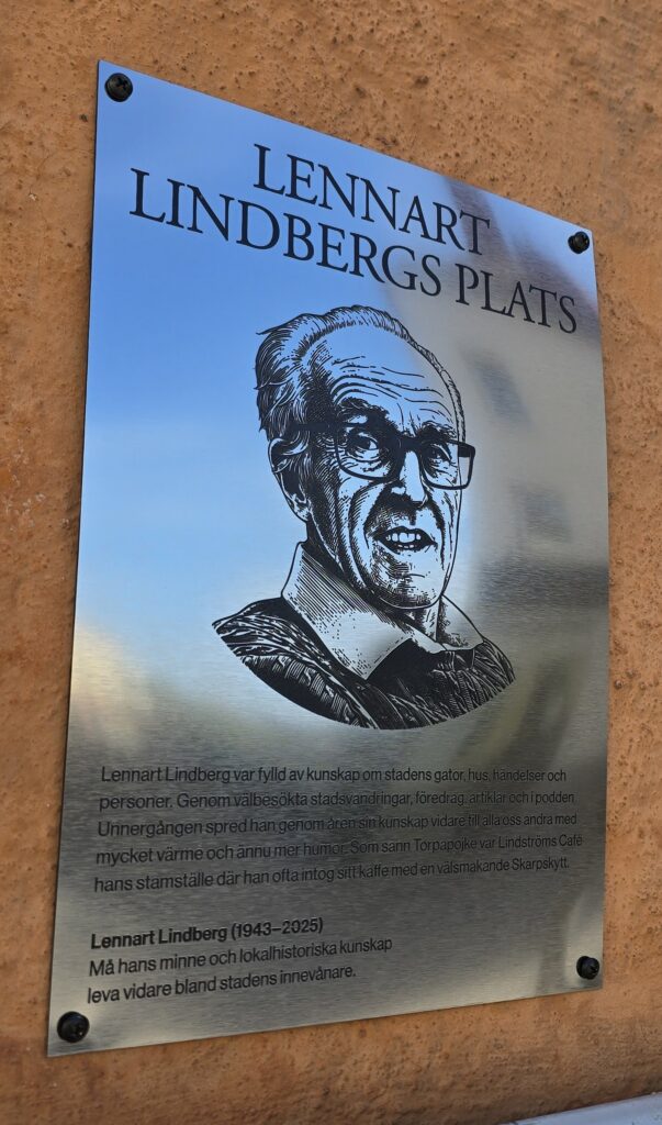 Plakat med t satt på en orange vägg. 