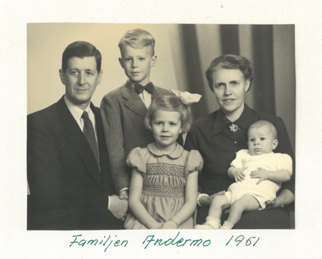 Familj, föräldrar och tre barn.